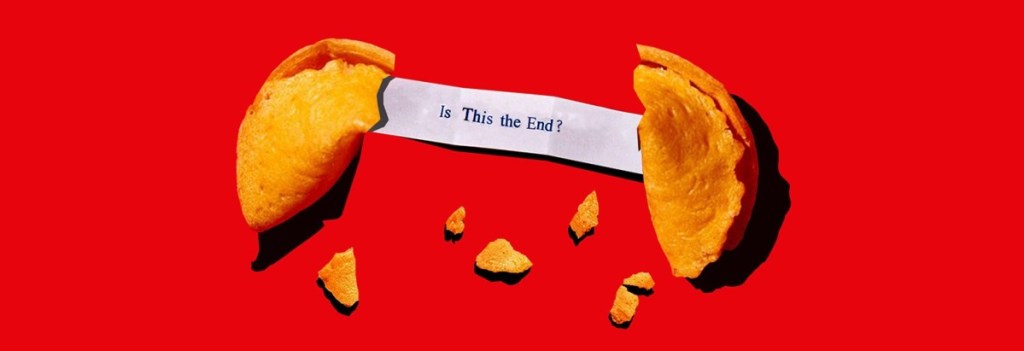Fortune cookie ouvert sur un fond rouge et avec quelques miettes. Un message apparaît sur une fine bande de papier : “Is This the End?”